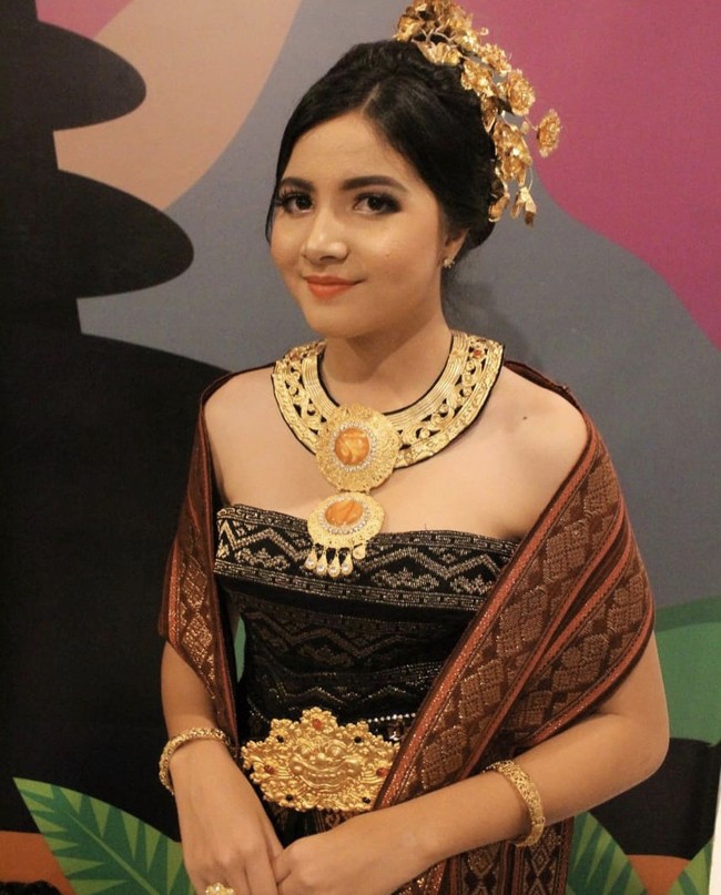 Remaja yang berusia 17 tahun ini mempunyai nama lengkap Wayan Bulan Yurriana Sutena. Ia berasal dari Bali.  Foto: Dok. Instagram @bulansutena.