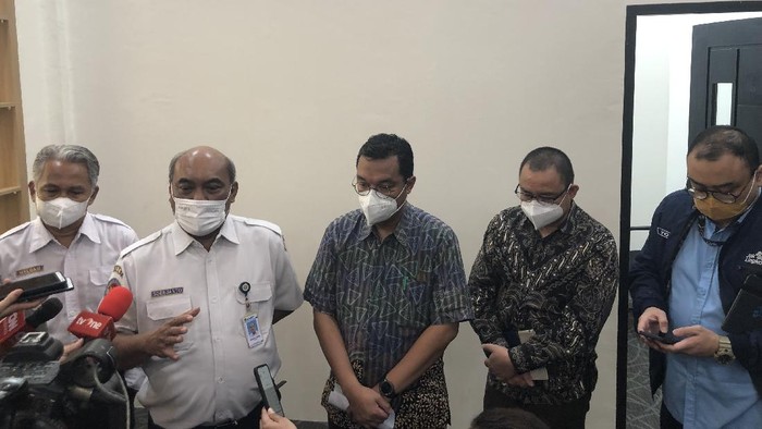 Komisi Nasional Keselamatan Transportasi (KNKT) bertemu dengan pihak TransJakarta terkait audit total atas terjadinya beberapa kecelakaan yang dialami bus TransJakarta. Pertemuan ini merupakan awal dari investigasi PT TransJ.