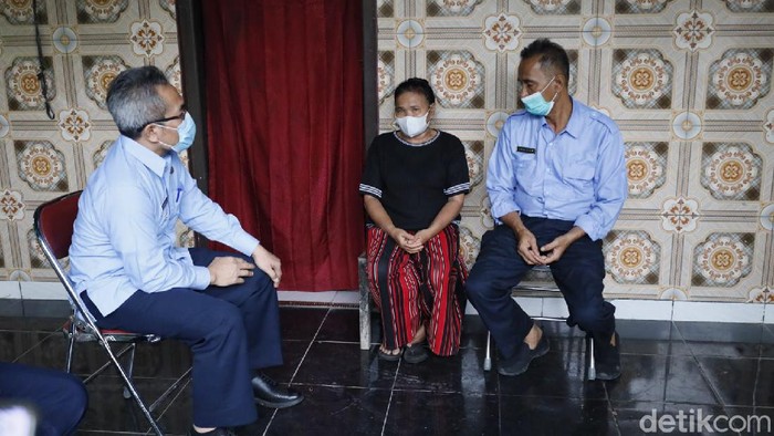 Bupati Bantul Abdul Halim Muslih saat mendatangi kediaman Paliyem di Kapanewon Pundong, Selasa (7/12/2021).