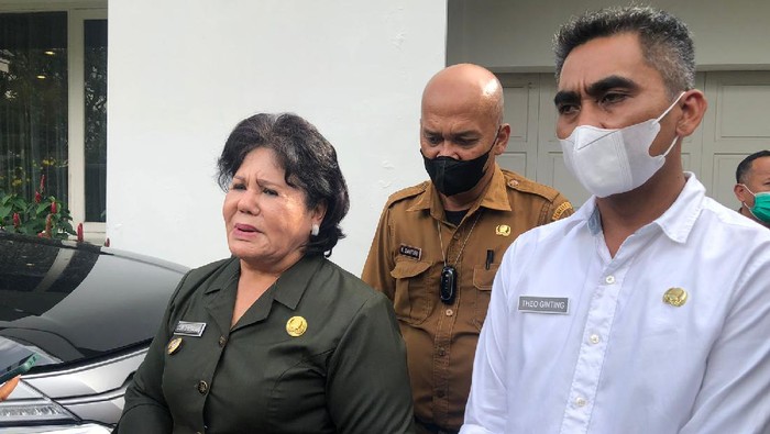 Bupati Karo, Cory Sriwaty Sebayang, di rumah dinas Wagubsu, Medan (kiri)/