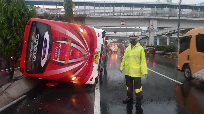 Bus terbalik di Tol Dalam Kota, Jakarta