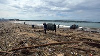 Sejumlah nelayan beraktivitas di tengah tumpukan sampah yang berserakan di Pantai Kedonganan, Badung, Bali, Selasa (7/12/2021).