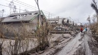 Diketahui, desa yang berada sekitar 15 km dari Lereng Semeru tersebut menjadi desa paling parah yang terkena dampak letusan Gunung Semeru. ANTARA FOTO/Imaduddin.