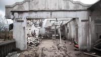Sebagian rumah di lokasi tersebut pun tampak runtuh usai diterjang guguran awan panas Gunung Semeru beberapa waktu lalu. ANTARA FOTO/Umarul Faruq.