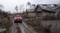 Proses pencarian dan evakuasi pun masih terus dilakukan oleh para personel gabungan. Data yang dihimpun oleh Pusat Pengendalian Operasi BNPB pada Senin (6/12), jumlah personel gabungan mencapai 985 orang. Para personel melakukan berbagai upaya penanganan darurat yang saat ini memfokuskan pada pencarian dan evakuasi serta pelayanan dasar warga terdampak. ANTARA FOTO/Imaduddin.