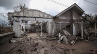 Penampakan salah satu rumah warga yang rusak diterjang guguran awan panas Gunung Semeru di Desa Curah Kobokan, Candipuro, Lumajang, Jawa Timur, Senin (6/12/2021). ANTARA FOTO/Umarul Faruq