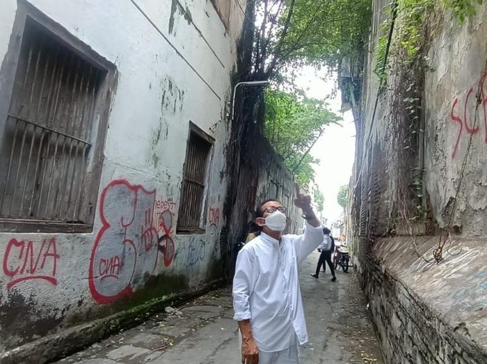 Wakil Ketua DPRD Surabaya AH Thony mengaku prihatin melihat maraknya vandalisme di dinding bangunan cagar budaya. Dia mendesak agar Pemerintah Kota Surabaya memberikan sanksi tegas agar vandalisme tidak terus terjadi.
