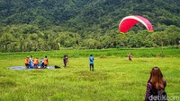 Puncak Giri sebagai spot paralayang berdasarkan survei dari para pegiat olahraga ekstrim tersebut. Puncak Giri dipilih karena menawarkan pemandangan yang menarik karena berada di atas perbukitan dan hamparan persawahan. (Jalu Rahman Dewantara/detikTravel)