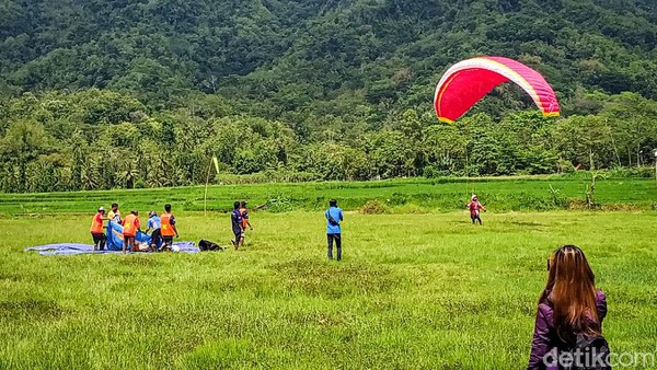 Puncak Giri sebagai spot paralayang berdasarkan survei dari para pegiat olahraga ekstrim tersebut. Puncak Giri dipilih karena menawarkan pemandangan yang menarik karena berada di atas perbukitan dan hamparan persawahan. (Jalu Rahman Dewantara/detikTravel) Puncak Giri sebagai spot paralayang berdasarkan survei dari para pegiat olahraga ekstrim tersebut. Puncak Giri dipilih karena menawarkan pemandangan yang menarik karena berada di atas perbukitan dan hamparan persawahan. (Jalu Rahman Dewantara/detikTravel)