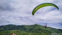 Di Puncak Giri, traveler bisa terbang sepanjang tahun karena letaknya yang menghadap ke timur. Sebelumnya, ada lokasi Watu Gupit yang juga biasa dipakai untuk paralayang. (Jalu Rahman Dewantara/detikTravel)