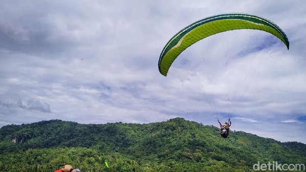 Di Puncak Giri, traveler bisa terbang sepanjang tahun karena letaknya yang menghadap ke timur. Sebelumnya, ada lokasi Watu Gupit yang juga biasa dipakai untuk paralayang. (Jalu Rahman Dewantara/detikTravel)