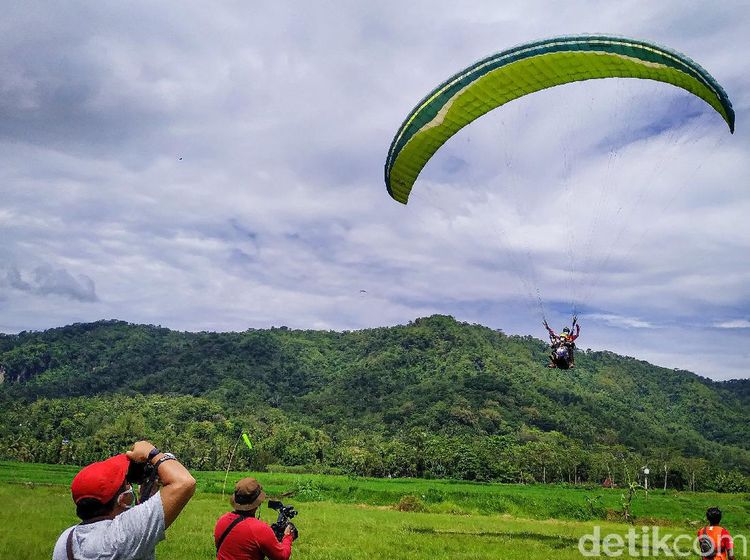 Serunya Main Paralayang di Kulon Progo, Bisa Lihat Gunung dan Pantai