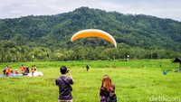 Ketika agak siang juga bisa melihat Candi Borobudur dari atas. Spot ini sangat menantang dan bisa memacu adrenalin siapapun yang baru pertama kali mencoba. (Jalu Rahman Dewantara/detikTravel)