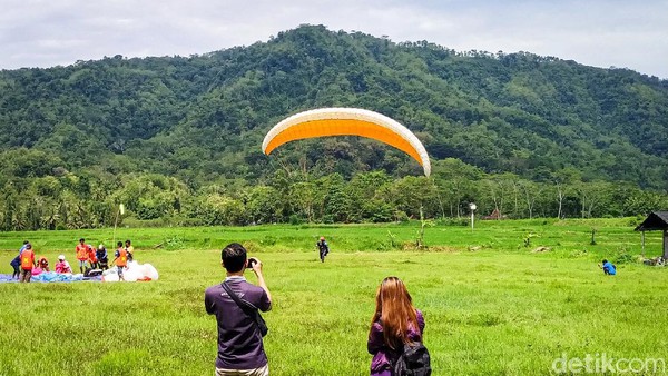 Ketika agak siang juga bisa melihat Candi Borobudur dari atas. Spot ini sangat menantang dan bisa memacu adrenalin siapapun yang baru pertama kali mencoba. (Jalu Rahman Dewantara/detikTravel)