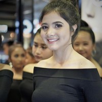 Bulan Sutena juga mencoba dunia modeling dengan mengikuti kontes modeling, Top Model Indonesia. Bulan terlihat memesona memakai atasan off shoulder. Dan rambutnya dikuncir ke belakang. Foto: Dok. Instagram @bulansutena.