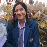 Di akun TikTok, Bulan kerap mengunggah berbagai kegiatannya. Mulai dari bermain gitar, jalan-jalan dan membuat cover lagu. Selain itu, remaja yang memiliki lesung pipi ini masih duduk di bangku SMA.  Foto: Dok. Instagram @bulansutena.