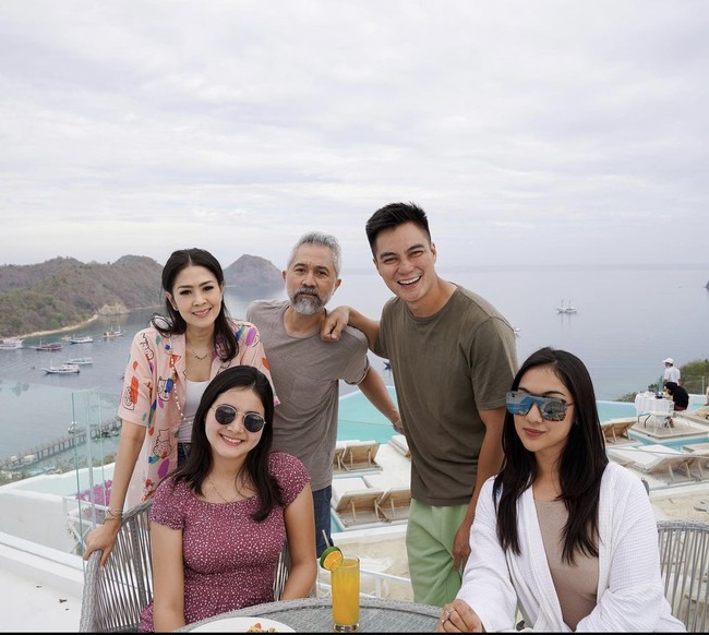 Bulan Sutena juga pernah menjadi bintang tamu di televisi. Dan bertemu dengan artis terkenal Tanah Air. Dalam foto ini, Bulan bertemu dengan Baim Wong dan Lukman Sardi. Foto: Dok. Instagram @bulansutena.