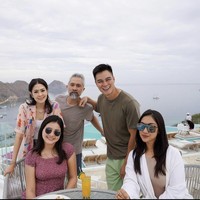 Bulan Sutena juga pernah menjadi bintang tamu di televisi. Dan bertemu dengan artis terkenal Tanah Air. Dalam foto ini, Bulan bertemu dengan Baim Wong dan Lukman Sardi. Foto: Dok. Instagram @bulansutena.