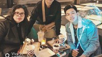 Selain bersama teman-teman terdekat, Gaga juga pernah mengunggah momen kulinerannya bersama keluarganya. Seperti pada momen ini mereka asyik menikmati minuman favorit. Foto: Instagram @gagamuhammad