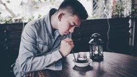 Gaga sendiri memang hobi nongkrong di kafe kekinian. Biasanya di sana ia memesan kopi seperti yang diabadikan dalam momen ini. Foto: Instagram @gagamuhammad