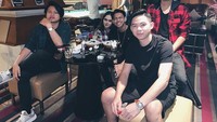 Seperti yang terlihat pada foto ini, Gaga dan Laura tampak duduk bersampinan di sebuah kafe. Mereka juga ditemani dengan tiga orang temannya. Foto: Instagram @gagamuhammad