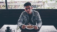 Terakhir ada momen Gaga Muhammad ketika hendak menikmati spaghetti. Ekspresi lo ketika udh laper banget, ditambah makannya lama, dan ketika dateng tmn lo minta foto makanannya dulu, tulisnya dalam caption. Foto: Instagram @gagamuhammad