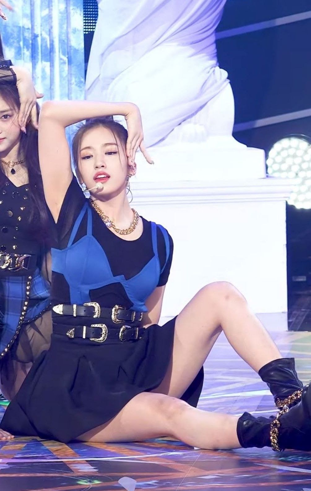 Gaya Yujin IVE Pakai Baju Mirip Bra Jadi Sorotan