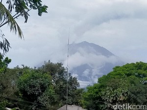 Cuaca di Gunung Semeru Terpantau Cerah