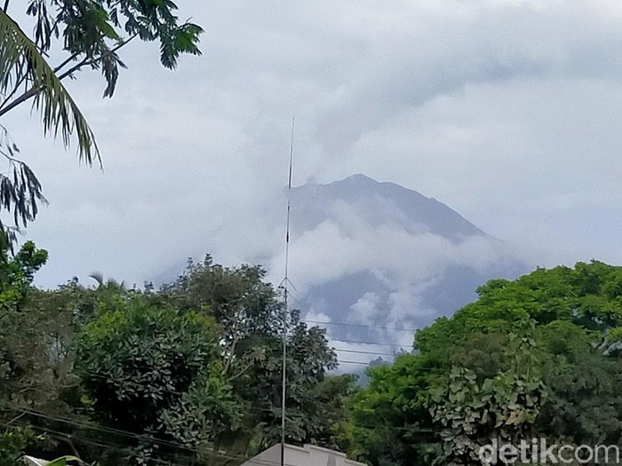Cuaca di sekitar Gunung Semeru, Desa Sumberwuluh, Kecamatan Candipuro, Lumajang terpantau cerah. Ini berbeda dengan hari sebelumnya.