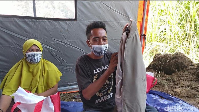 Presiden Jokowi meninjau beberapa lokasi yang terdampak erupsi Gunung Semeru. Dalam kesempatan ini, ia sempat memberikan jaket yang dipakai ke korban erupsi.