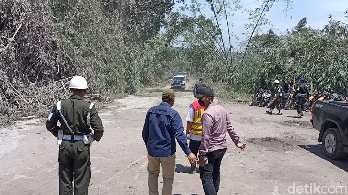 Suara petir dari Gunung Semeru sempat mengagetkan Paspampres di Lumajang. Peristiwa itu terjadi sebelum Presiden Jokowi sampai di lokasi.