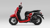 Selanjutnya adalah Honda Scoopy. Dari segi desain Honda Scoopy yang tampil lebih minim sudut tajam, lebih kental nuansa retronya dari Honda Genio. Perbedaan lain antara Honda Scoopy dengan Genio ialah penggunaan velg. Sebab Scoopy menggunakan ban berukuran 12 inch dengan yang dibalut 100/90 (depan) dan 110/90 (belakang). Foto: Astra Honda Motor