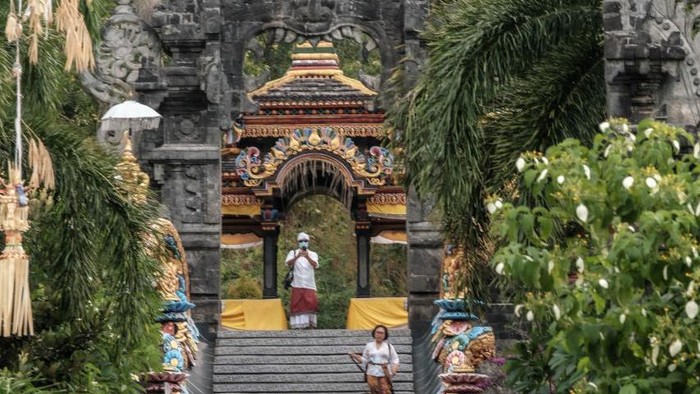 Ilustrasi libur natal dan tahun baru di berbagai tempat wisata Indonesia, Bali dan Semeru