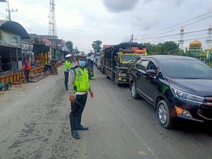 Perbaikan Jalan Bikin Kawasan Blega Bangkalan Macet Total
