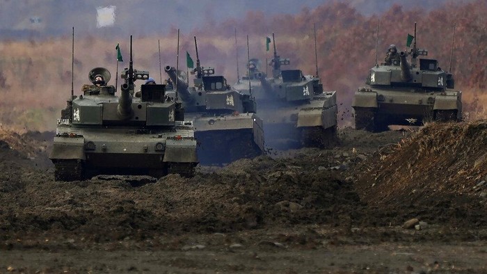 Puluhan tank dan tentara menembakkan bahan peledak dan senapan mesin dalam latihan di pulau utara Jepang Hokkaido. Senin, (6/12/2021). (AP Photo/Eugene Hoshiko)
