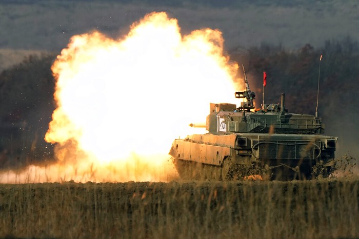 Puluhan tank dan tentara menembakkan bahan peledak dan senapan mesin dalam latihan di pulau utara Jepang Hokkaido. Senin, (6/12/2021). (AP Photo/Eugene Hoshiko)