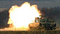 Sebuah tank Angkatan Darat Bela Diri Jepang (JGDDF) Type 90 menembakkan senjatanya dengan bergerak maju menuju sasaran dalam latihan tahunan di Minami Eniwa Camp.