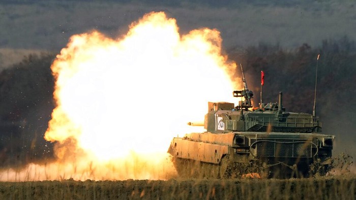 Puluhan tank dan tentara menembakkan bahan peledak dan senapan mesin dalam latihan di pulau utara Jepang Hokkaido. Senin, (6/12/2021). (AP Photo/Eugene Hoshiko)