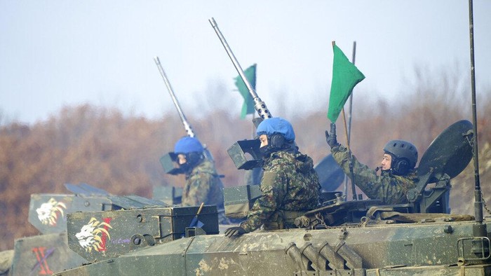 Japan MIlityary Puluhan tank dan tentara menembakkan bahan peledak dan senapan mesin dalam latihan di pulau utara Jepang Hokkaido. Senin, (6/12/2021). (AP Photo/Eugene Hoshiko)