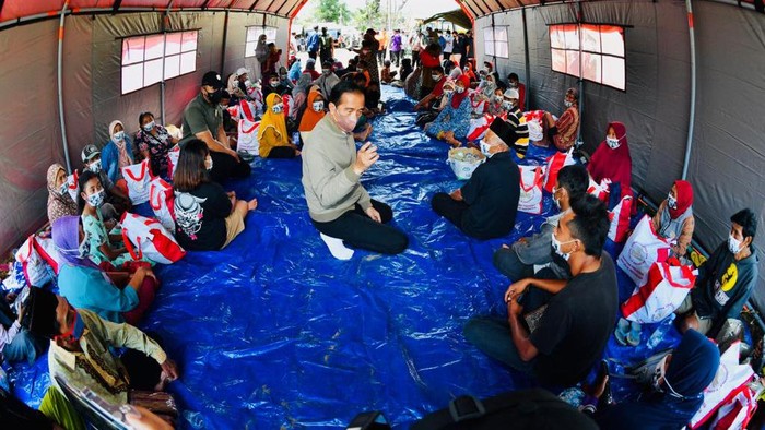 Jokowi Bertemu Pengungsi di Lumajang