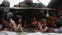 Meski begitu, banjir rob tak surutkan keceriaan anak-anak di kawasan pesisir Jakarta itu. Mereka memanfaatkan momen banjir untuk bermain air bersama.