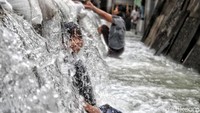Diketahui, air kian deras memasuki kawasan permukiman warga menjelang siang hari pukul 11.30 WIB. akibatnya, area permukiman warga pun terendam banjir dengan ketinggian air hingga 60 cm.