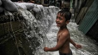 Sementara itu, diketahui BMKG menyebut kawasan Jakarta Utara waspada banjir rob sejak tanggal 2 Desember hingga 11 Desember mendatang. Meski terendam banjir rob, tak sedikit warga yang masih beraktivitas sehari-hari di tengah banjir.