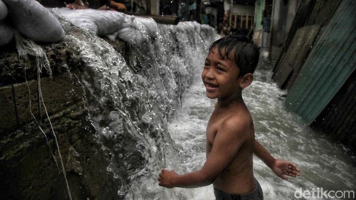 Kala Anak-anak di Muara Baru Hidup Berdampingan dengan Banjir Rob Bocornya tanggul laut di area Muara Baru memicu terjadinya banjir rob di kawasan itu. Meski begitu, banjir tak surutkan keceriaan anak-anak di kawasan tersebut.