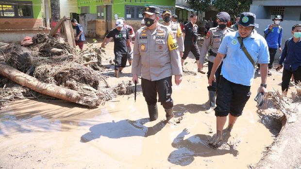 Kapolda NTB, Irjen Mohammad Iqbal meninjau lokasi banjir bandang dan tanah longsor di Kabupaten Lombok Barat, NTB.