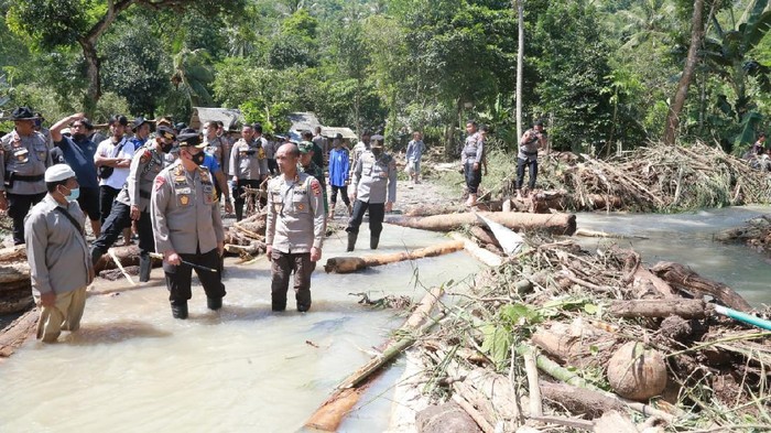 Kapolda NTB, Irjen Mohammad Iqbal meninjau lokasi banjir bandang dan tanah longsor di Kabupaten Lombok Barat, NTB.