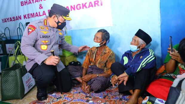 Kapolri Jenderal Listyo Sigit Prabowo mendatangi pengungsian dan rumah sakit tempat korban erupsi Semeru dirawat.