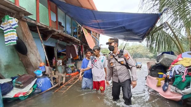 Kapolsek Kawasan Pelabuhan Sunda Kelapa AKP Seto Handoko berkeliling mengecek ketinggian air dan warga saat rob.