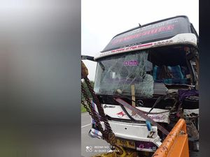 Bus Tabrak Belakang Truk di Tol Cipali, Satu Orang Tewas