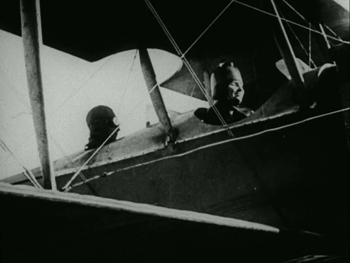 Kisah Helen Keller, penulis, pendidik, dan aktivis buta-Tuli yang menerbangkan pesawat.